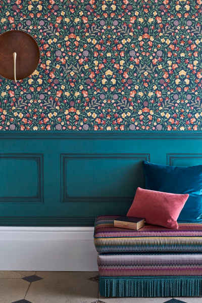 Tapeta Cole & Son Hampton Court Library Frieze z Court Embroidery – detal haftu, Warszawa Tapeta Cole & Son Hampton Court Library Frieze z Court Embroidery – detal klasycznego haftu, Warszawa